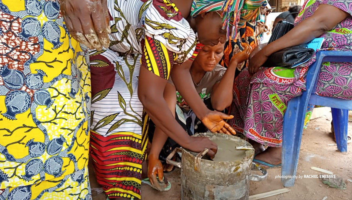 DRC women making fuel-efficient cookstoves