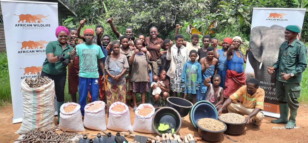 Group photo of farmers in Cameroon