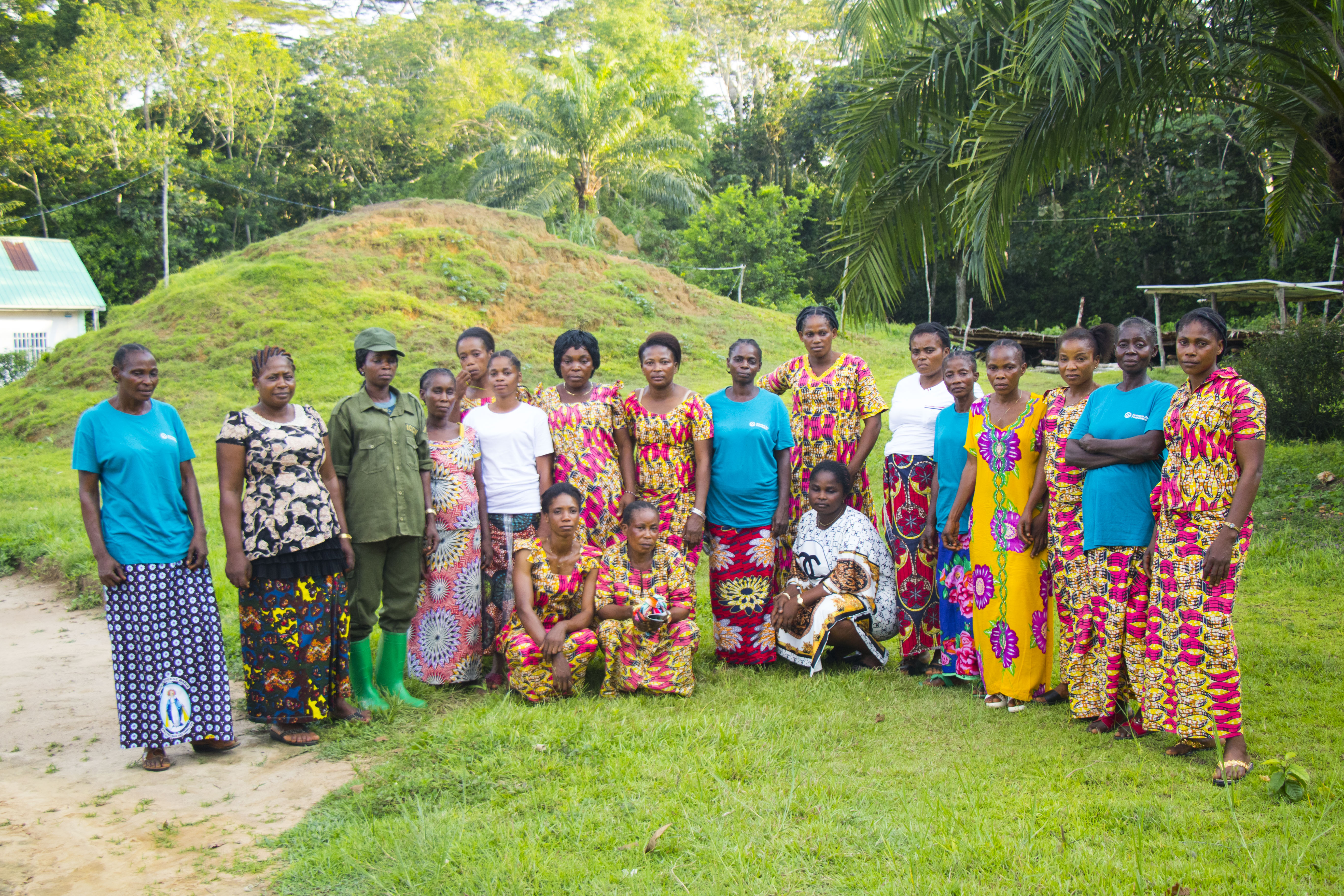 Group photo of Bonobo Women Association members
