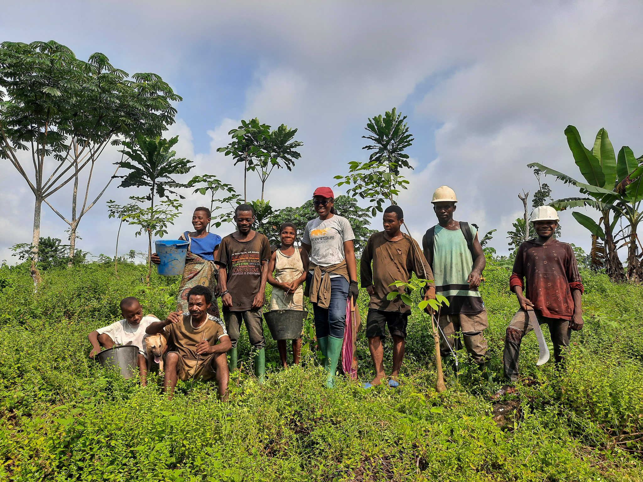 Group picture of cocoa farmers in Campo Ma'an.