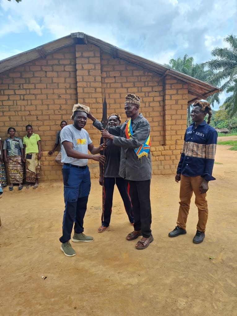 Dodo Moke with villagers.