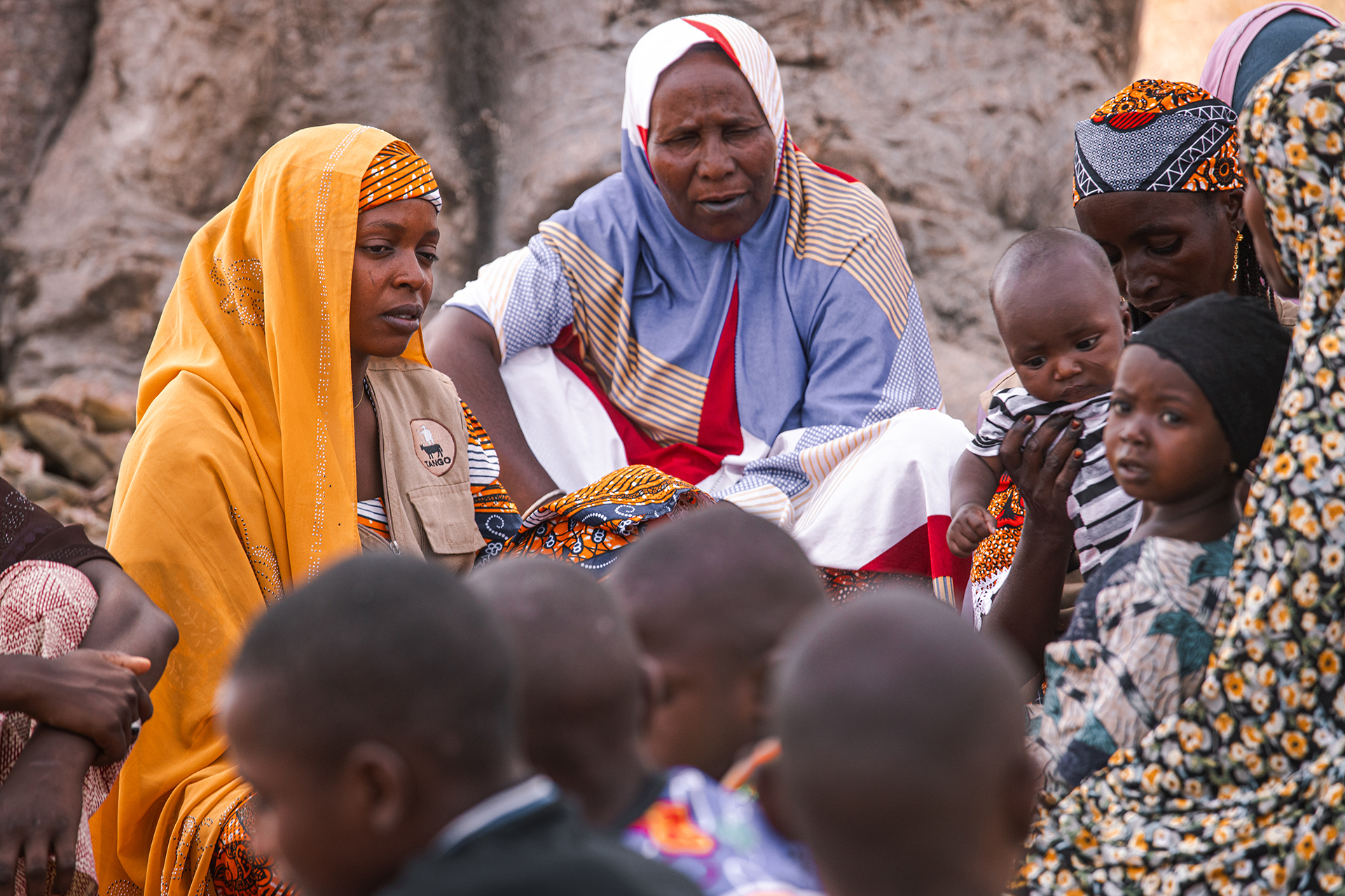 Oumma Djaoudji shares information about the importance of conservation with women in the Faro landscape.