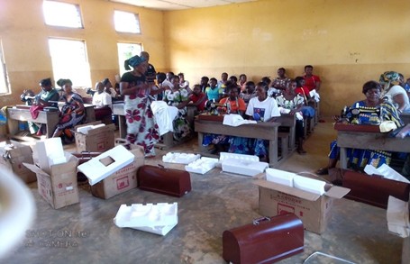 Tailoring training conducted in the Bongandanga incubator.