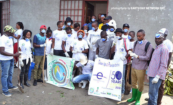 Photo of Earth Day Network DRC Coordinator Yoba Alenga Extasié with volunteers during environmental event