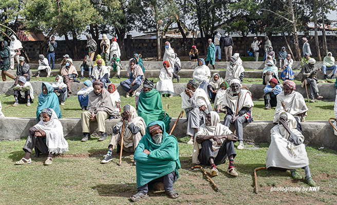 Photo of Gich community members at emergency food donation by AWF