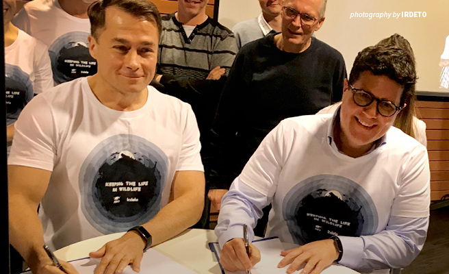 Photo of Irdeto CEO and AWF VP Management Systems signing partnership agreement in Amsterdam to combat wildlife crime online Photo of Irdeto CEO and AWF VP Management Systems signing partnership agreement in Amsterdam to combat wildlife crime online