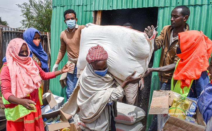 Photo of community members in Ethiopia receiving emergency food donation