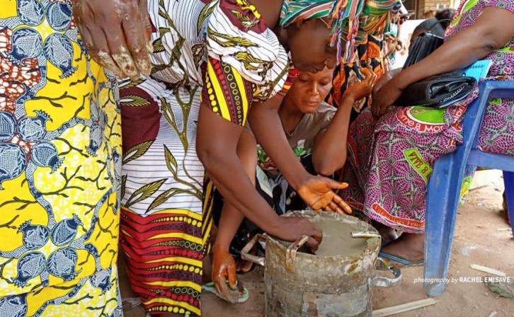 DRC women making fuel-efficient cookstoves