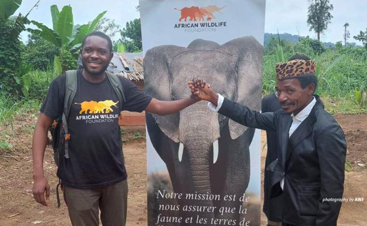 Dodo Moke and community member