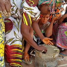 DRC women making fuel-efficient cookstoves